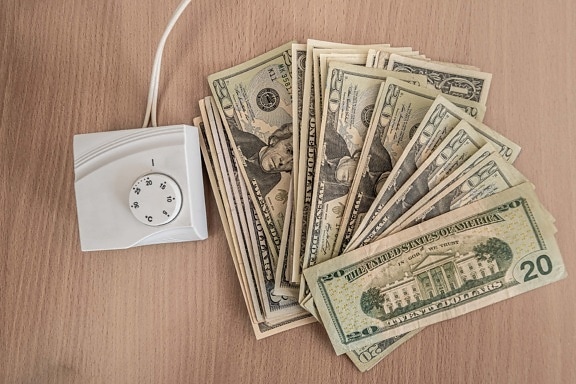 Централно отопление, разходи, банкноти, долар, инфлацията, енергия, криза, пари