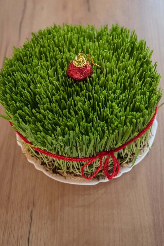 Pravoslávna vianočná pšenica s ozdobou žiarivej červenej ozdoby vianočnej gule