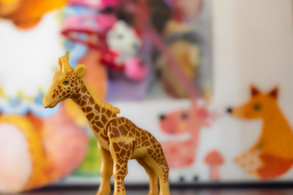 žirafa, malé, plastové, zblízka, hračka, žluto hnědá, oranžově žlutá, zvíře