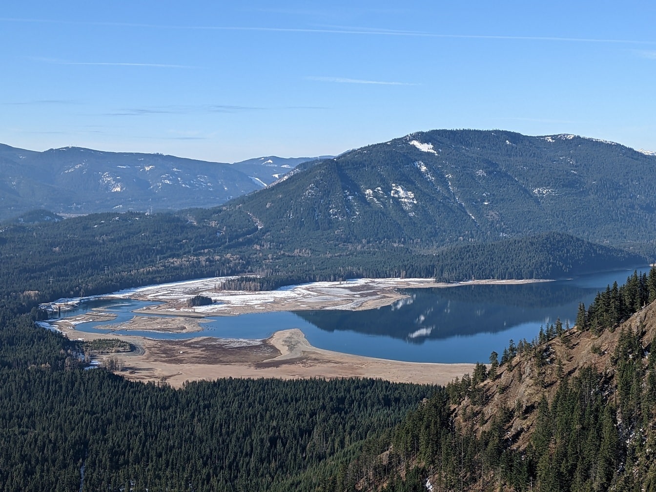 Panorama brzegu jeziora i gór z wyżyn w okresie wiosennym