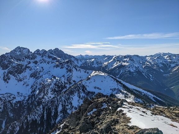 Панорамный вид на горную вершину с голубым небом в природном парке