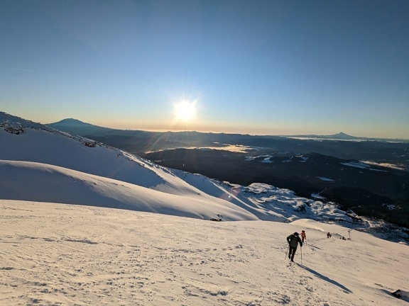 alpinism, alpinist, înzăpezit, vârf de munte, însorit, razele de soare, peisaj, Munţii
