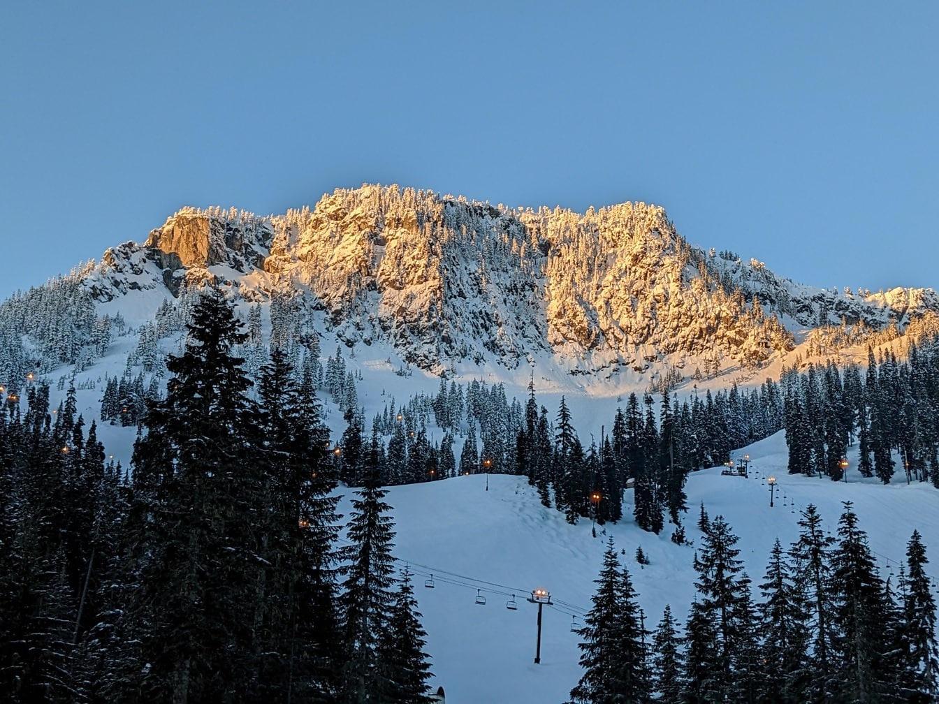 夕方の山岳スキー場のゴンドラの眺め