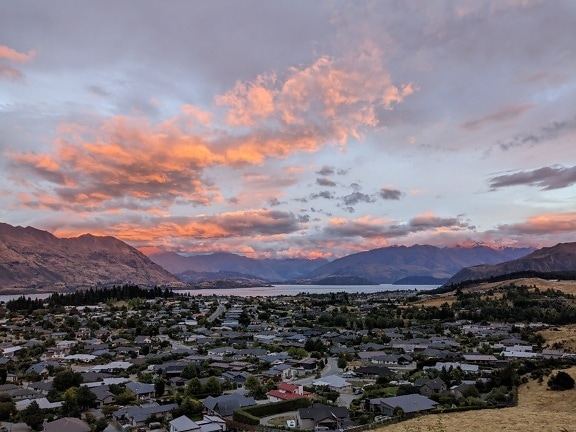 Wanaka üdülőhely panorámás tájképe Új-Zéland