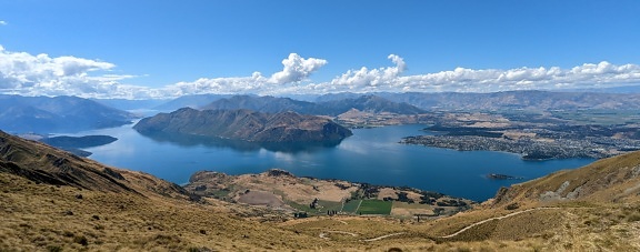Panorama do lago e das montanhas no parque nacional da Nova Zelândia