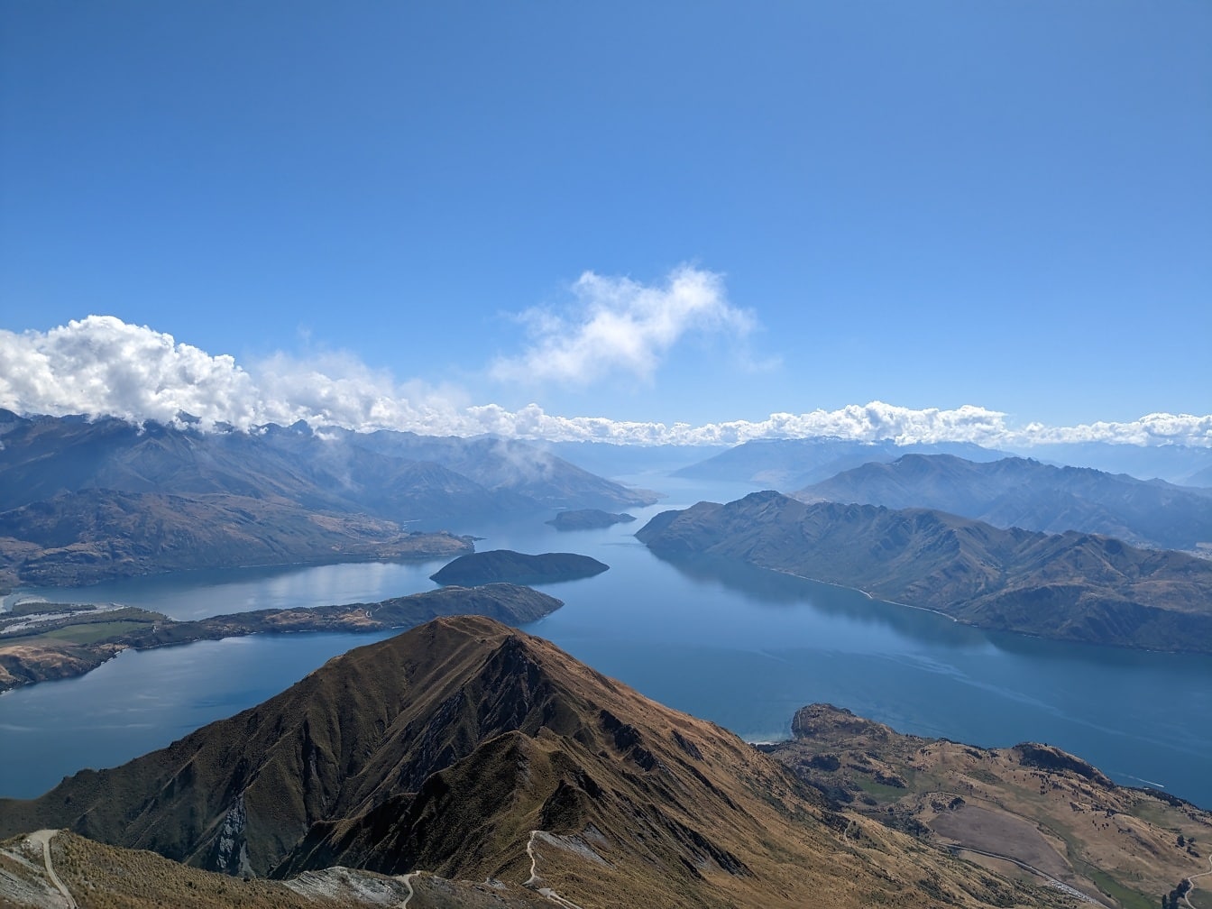 Het meer van Wanaka van Roys piek in het nationale parkpanorama van Nieuw-Zeeland