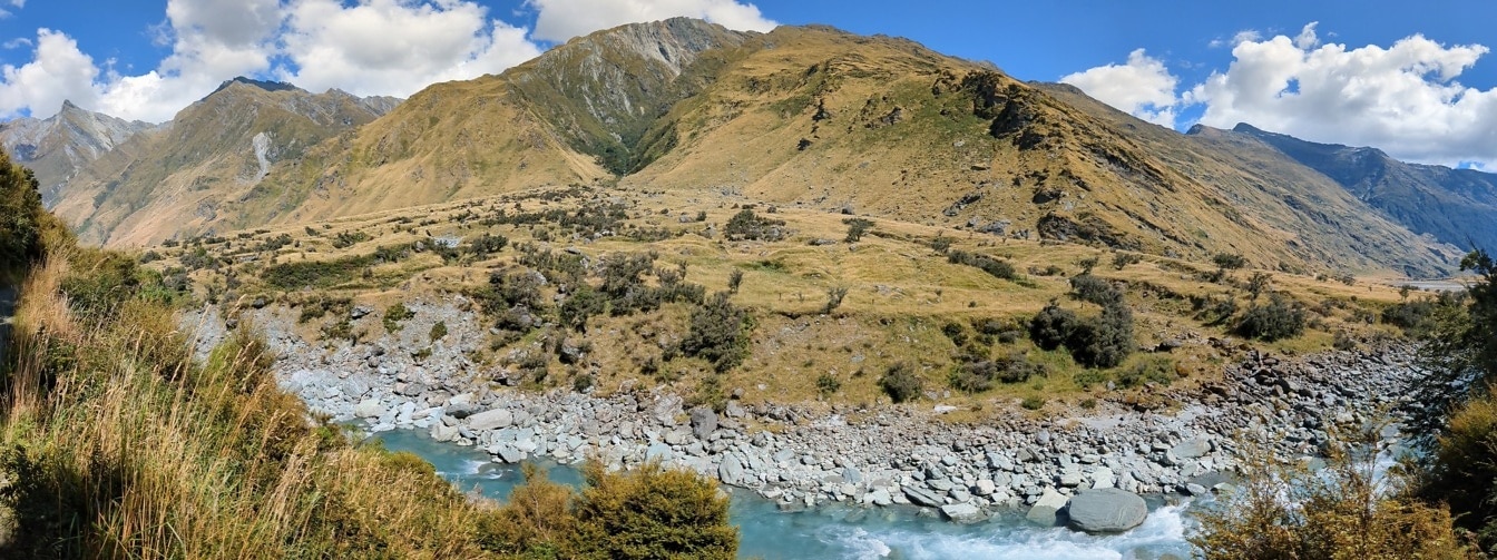 Берег річки Матукітукі в горах влітку в ясну погоду