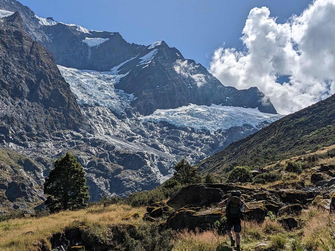 Backpacker-Bergsteiger klettert auf den Aspiring-Gletscher