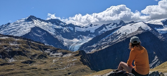 Mann, junge, genießen, Panorama, Bergspitze, Tal, Gletscher, Berg