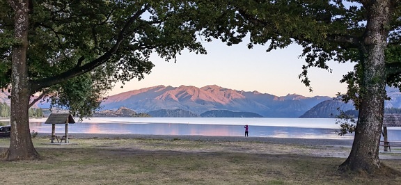 Panorama van kalme lakeside in nationaal park