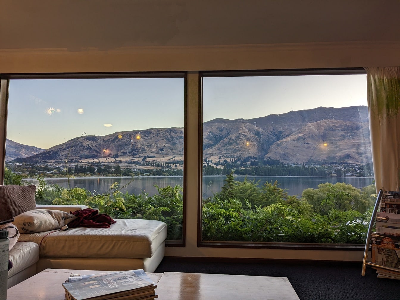 창문과 아름다운 전망을 갖춘 현대적인 아파트 인테리어