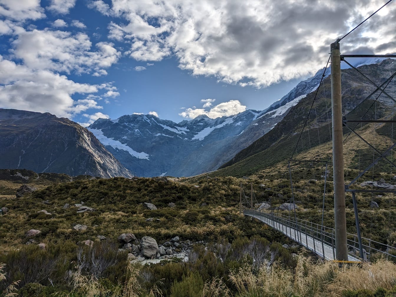 De voetgangersdraaibrug van de vallei van de hooker in het nationale park van Aoraki (Mount Cook) Nieuw-Zeeland