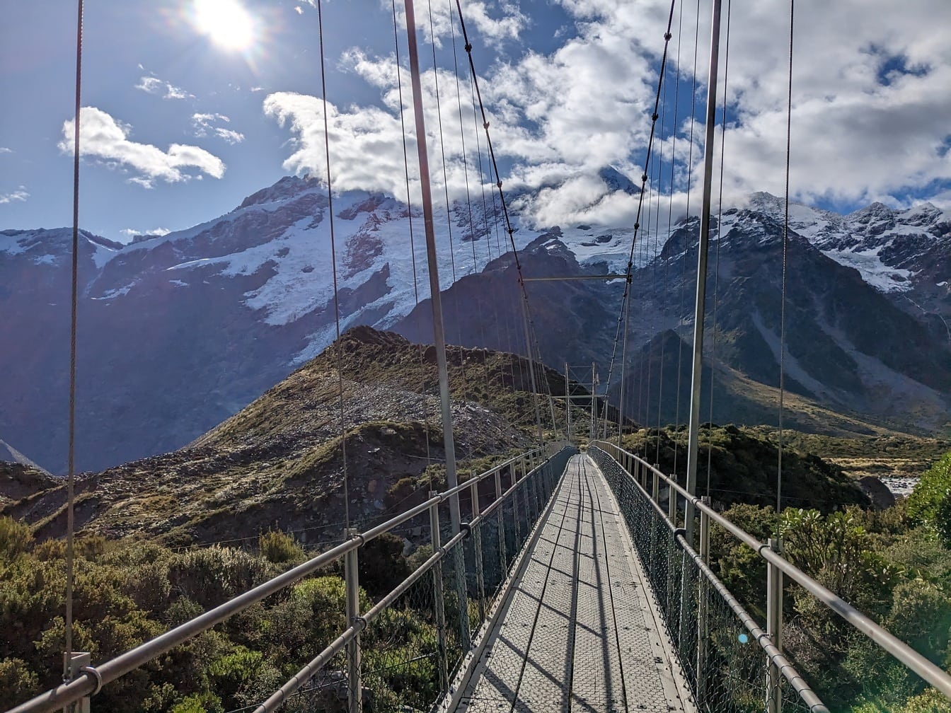 Ponte suspensa para pedestres no monte Cook, parque nacional, Nova Zelândia