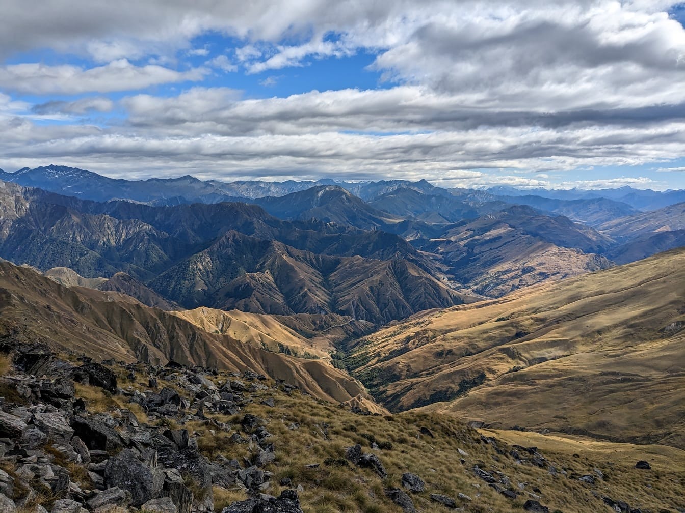Majestætisk panorama af bjergtop og dal