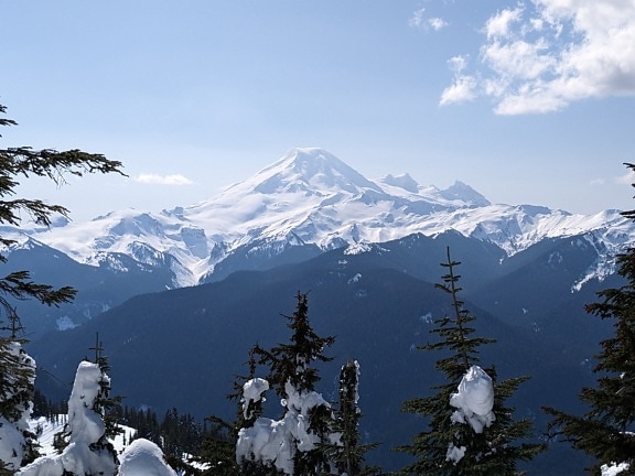 Uzaktan beyaz karla kaplı dağ zirvesinin panoraması