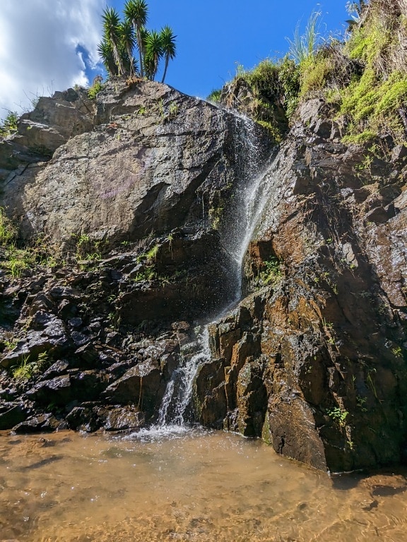 Malý šplouchající vodopád v horském potoce