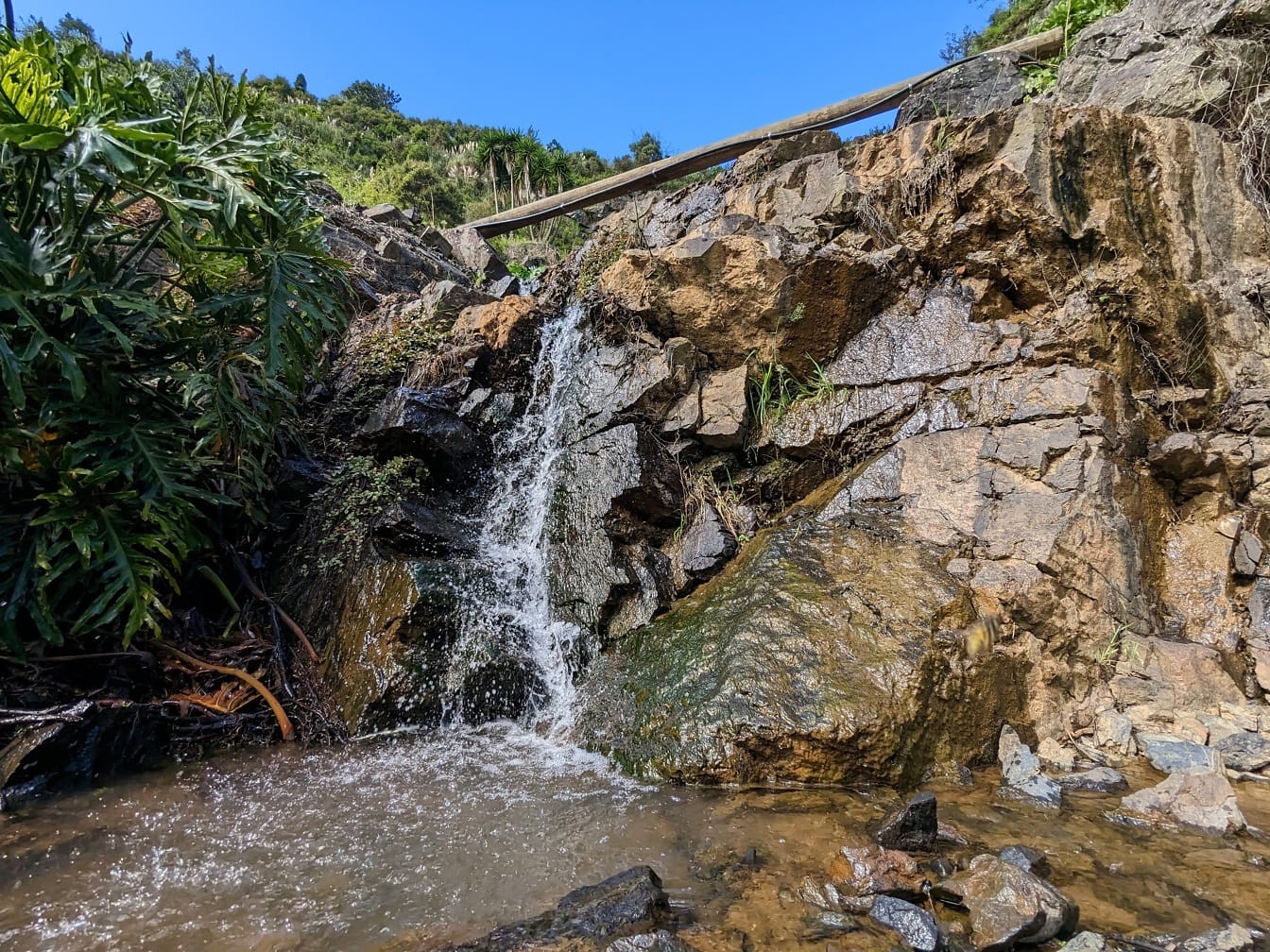 Rio rochoso da montanha com cachoeira pequena cascata