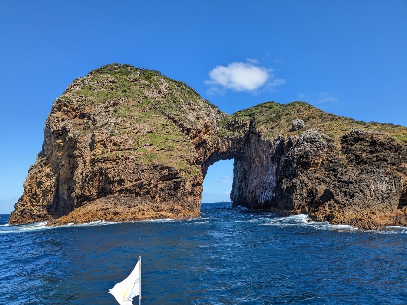 Formación de arco rocoso en la isla Archway en Nueva Zelanda
