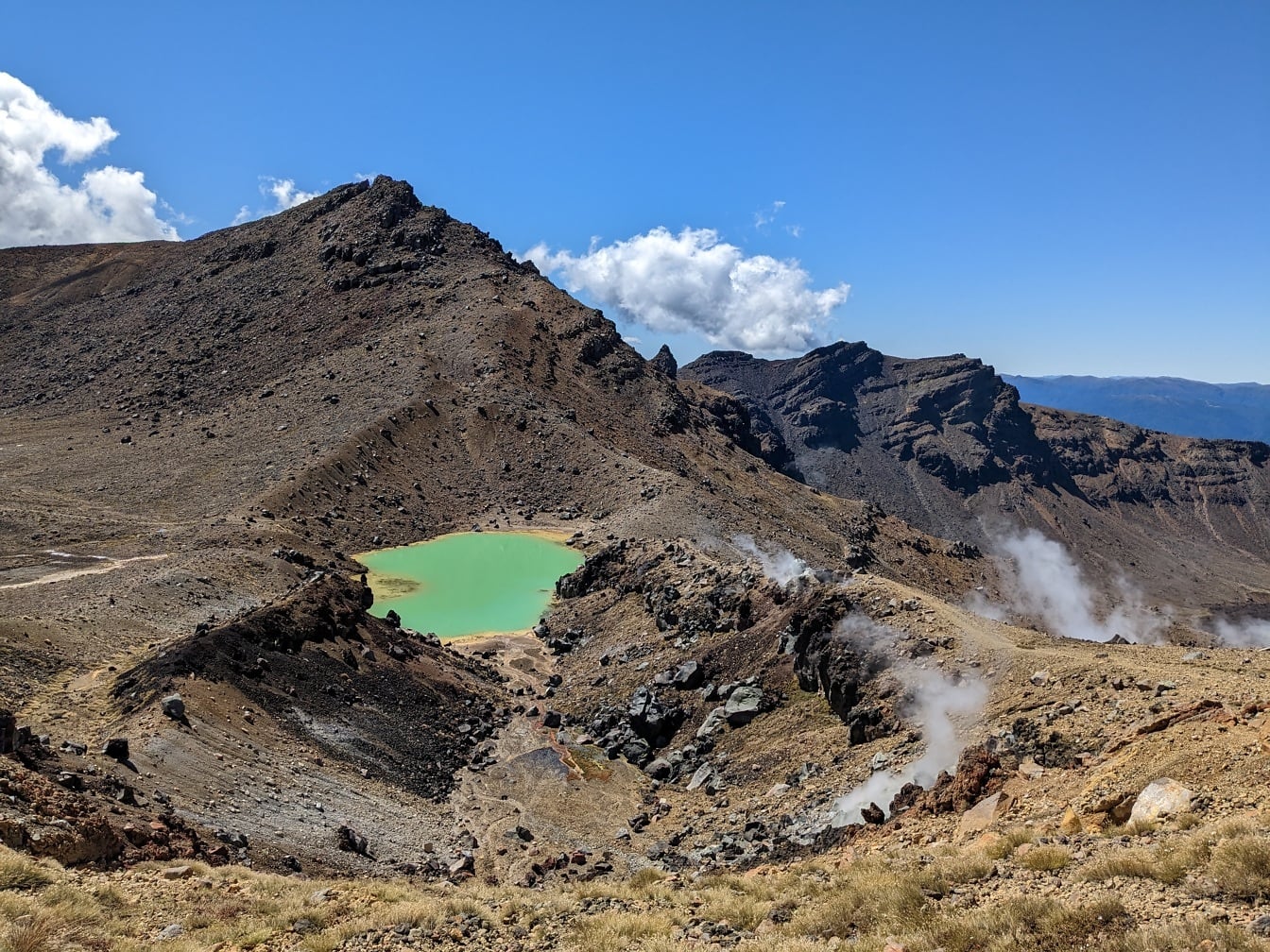 Изумрудное озеро на горе Тонгариро в национальном парке Новая Зеландия