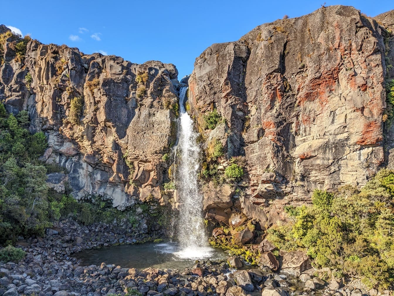 De watervallen van Taranaki in het nationale park van Tongariro Nieuw-Zeeland