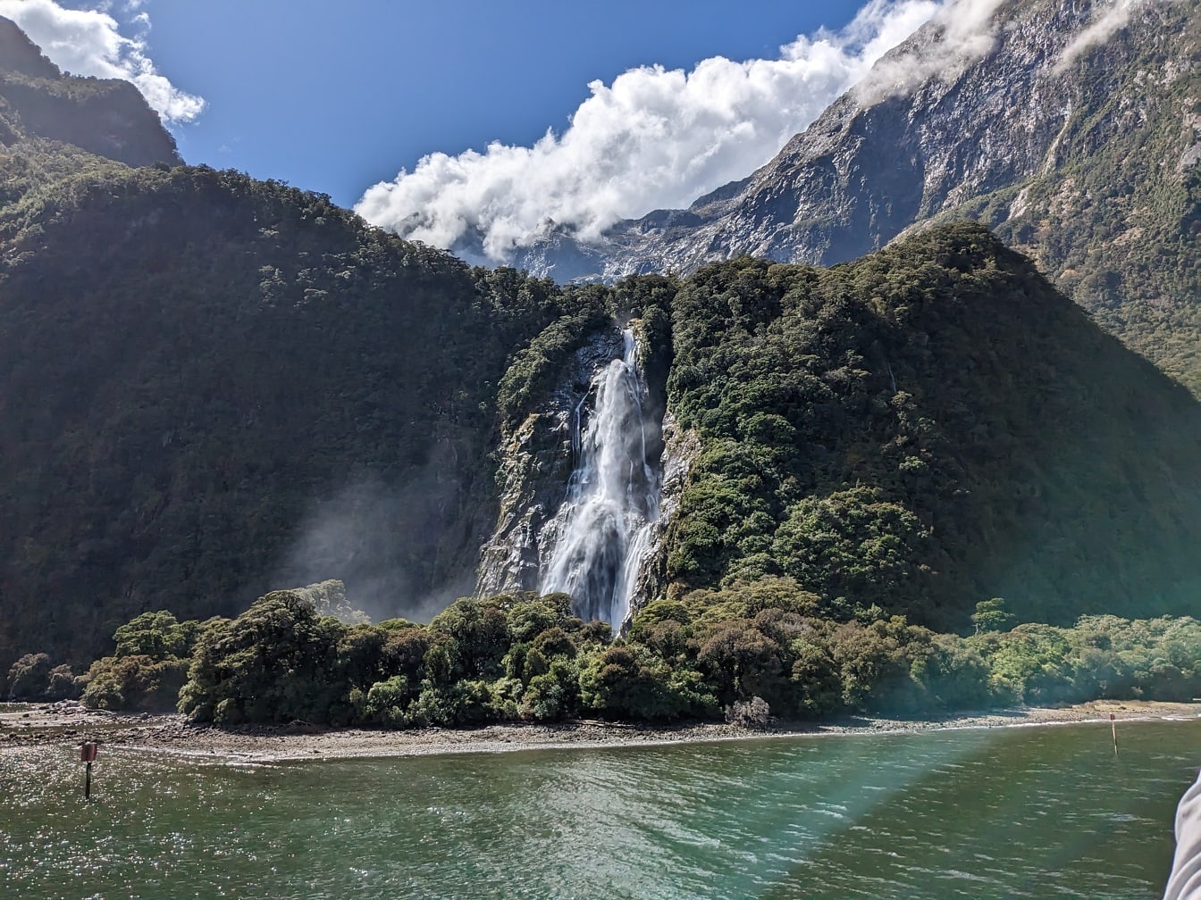 Wasserfälle in den Bergen im Nationalpark mit Gletschersee