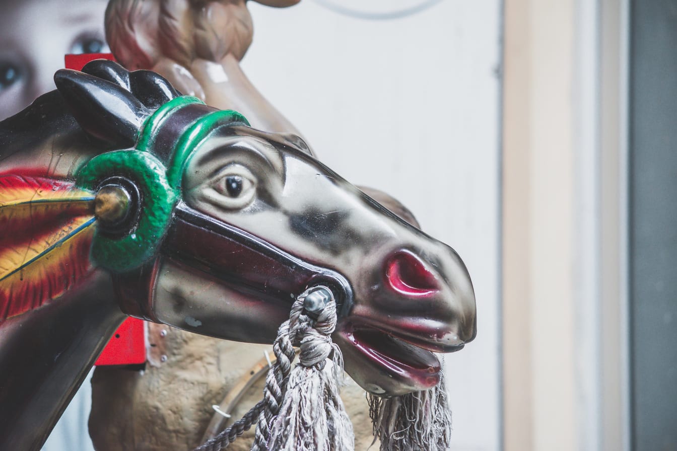 Κοντινό πλάνο vintage καρναβαλικού καρουζέλ με κεφάλι αλόγου