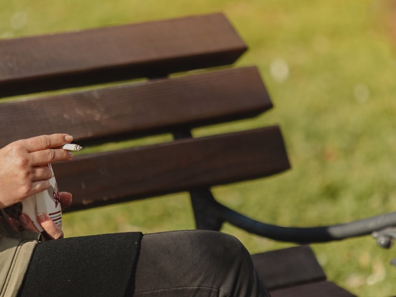 pessoa, mãos, cigarro, sentado, dedo, banco, ao ar livre, relaxamento