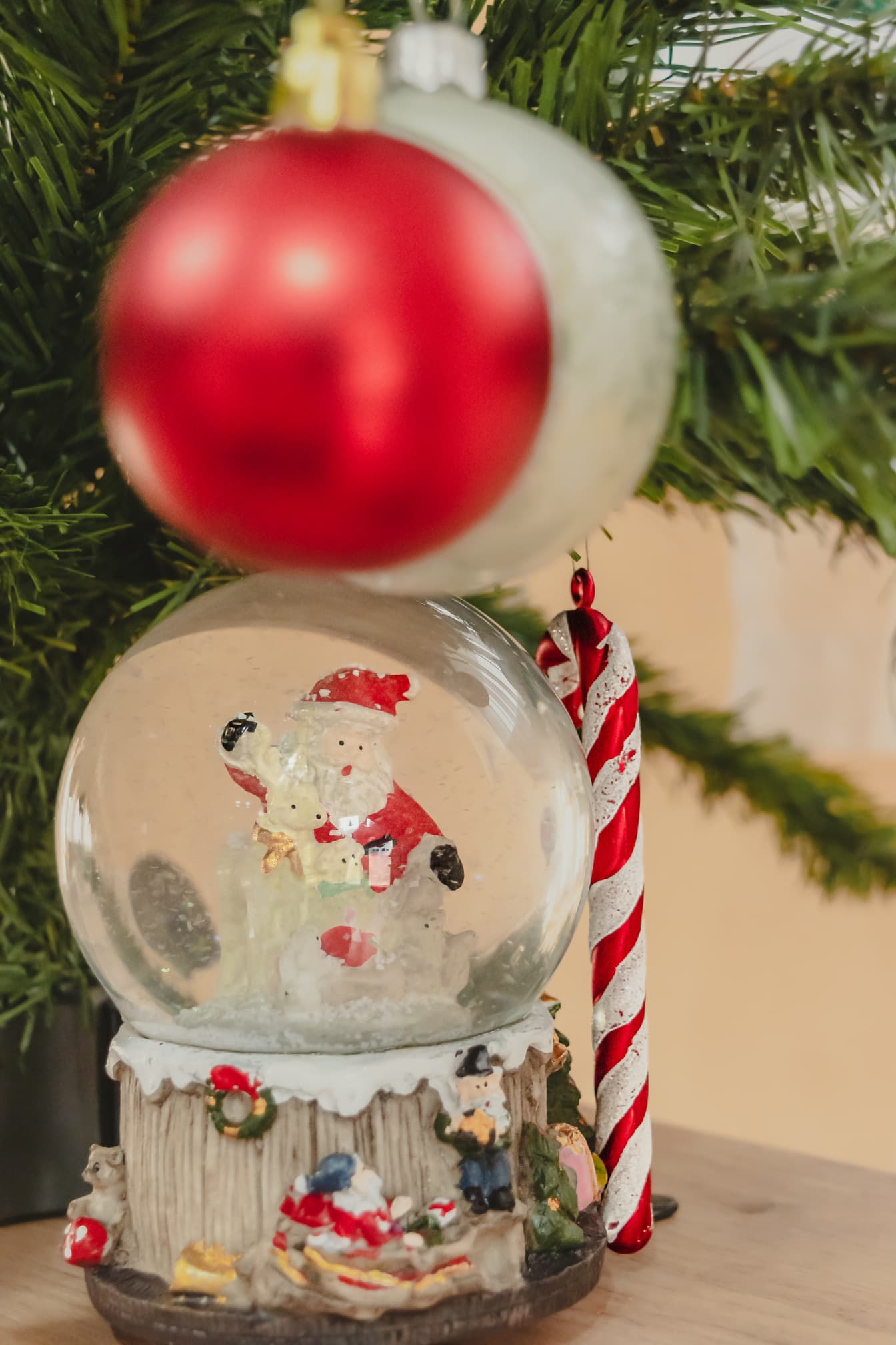 Świąteczna przezroczysta kula ze Świętym Mikołajem w środku