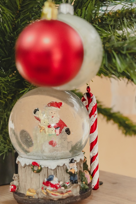 Vianočná priehľadná guľa s Santa Clausom vo vnútri
