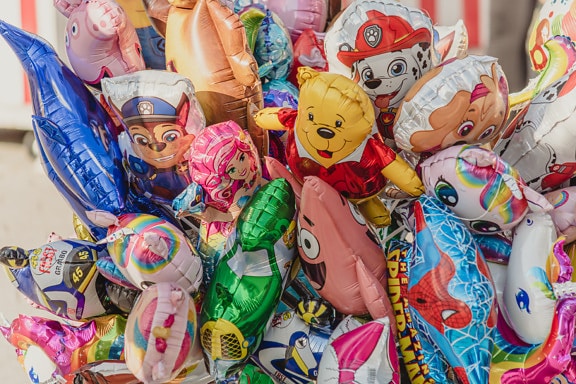 Mnoho barevných heliových balónků hraček