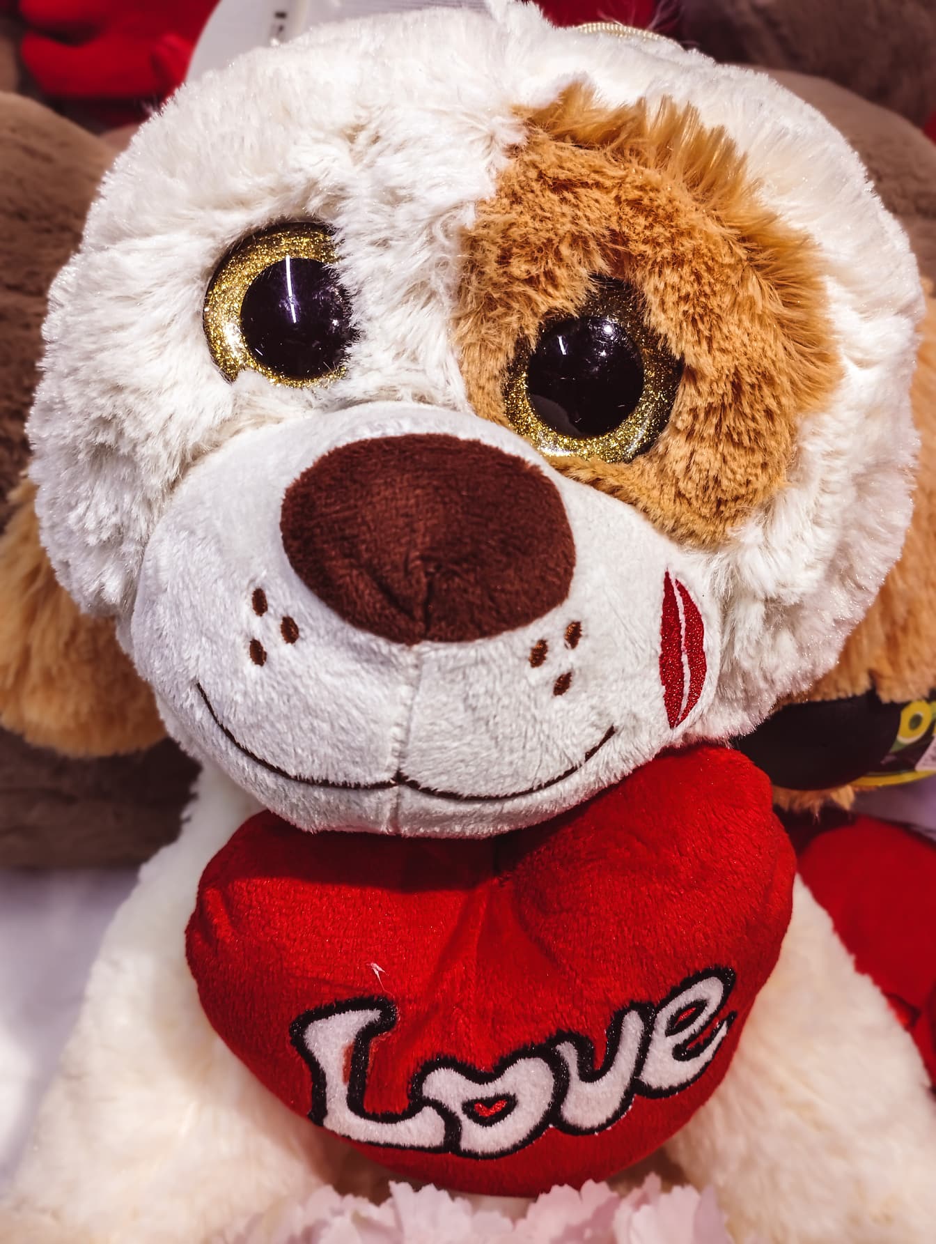 Adorável mascote de pelúcia brinquedo com coração vermelho
