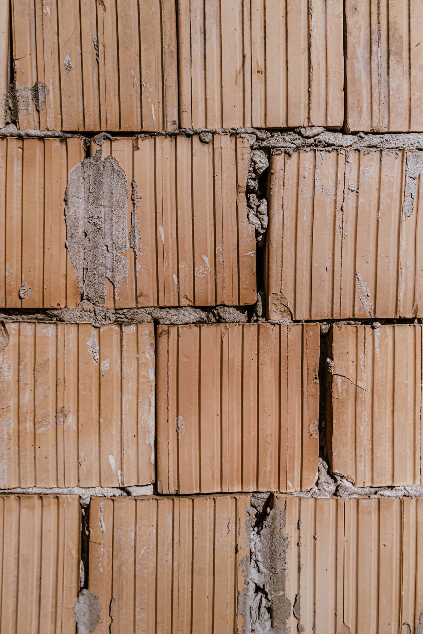 表面が粗い茶色のブロックの石積みの壁の質感
