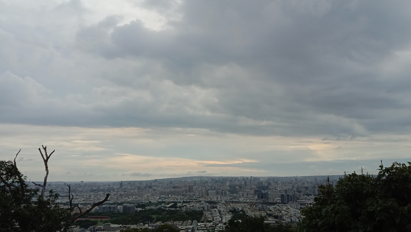 Panorama över stadsbilden på avstånd