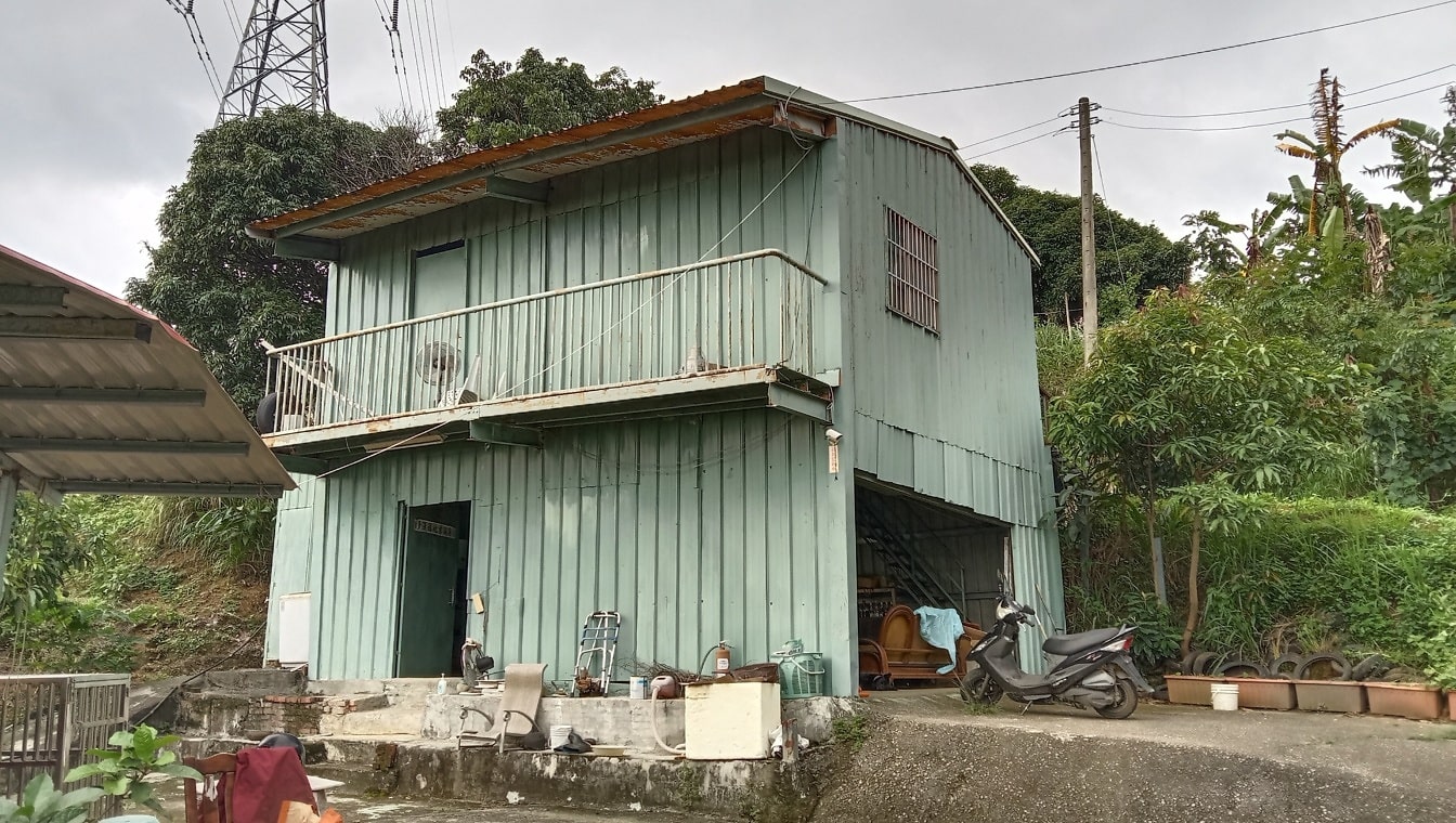차고가 있는 열대 기후의 목조 주택