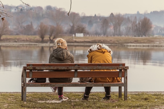 ženy, sedící, břehu řeky, lavička, odpoledne, podzim, přátel, přátelství
