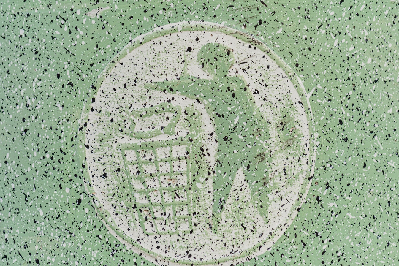 Nápis Popelnice na zelenožlutém povrchu