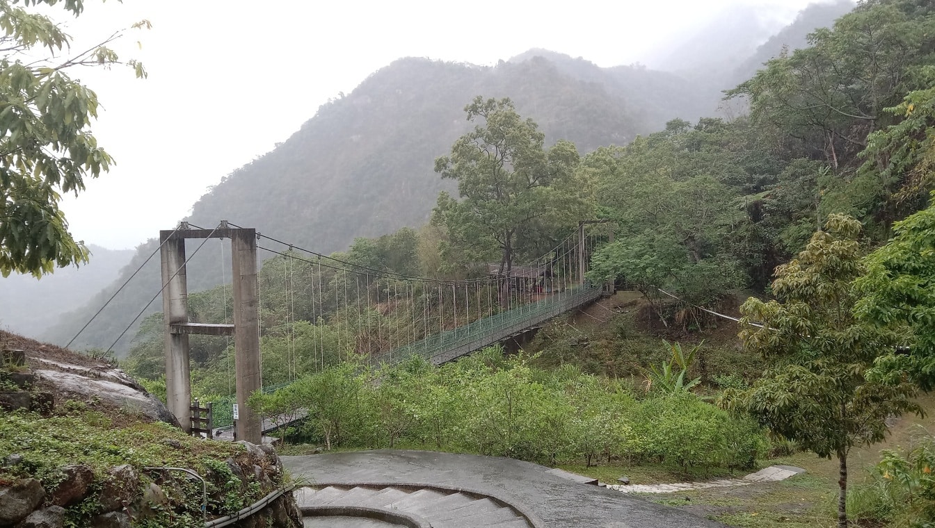 Puente colgante en el parque ecológico de Fenghuanggu – Taiwán