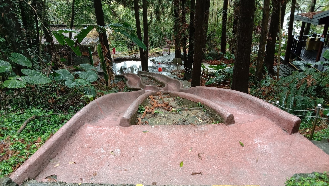 Туристическая достопримечательность лесная горка в экологическом национальном парке Тайваня
