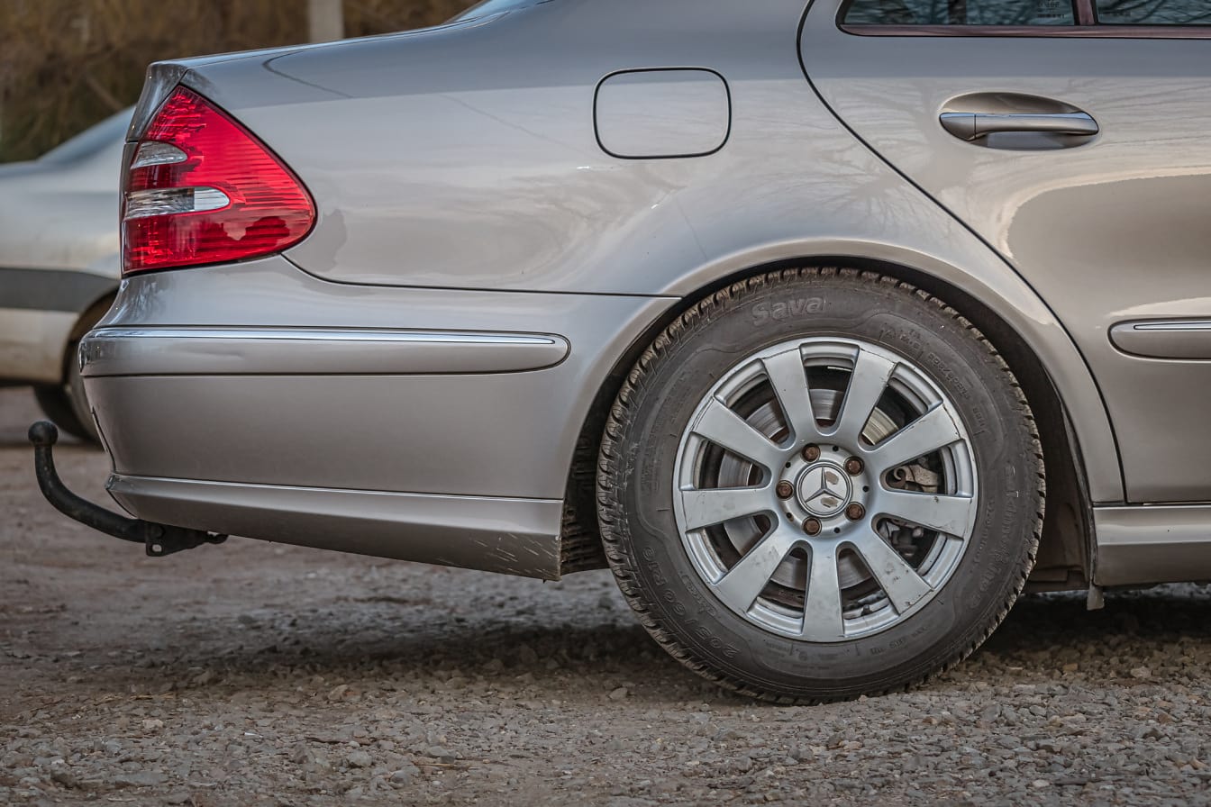 梅赛德斯奔驰汽车的后轮胎，带有闪亮的灰色油漆