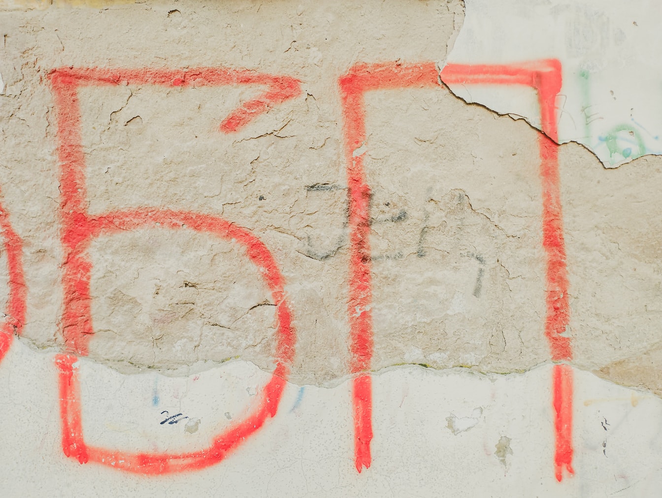 Graffiti de texto cirílico en una vieja pared en ruinas
