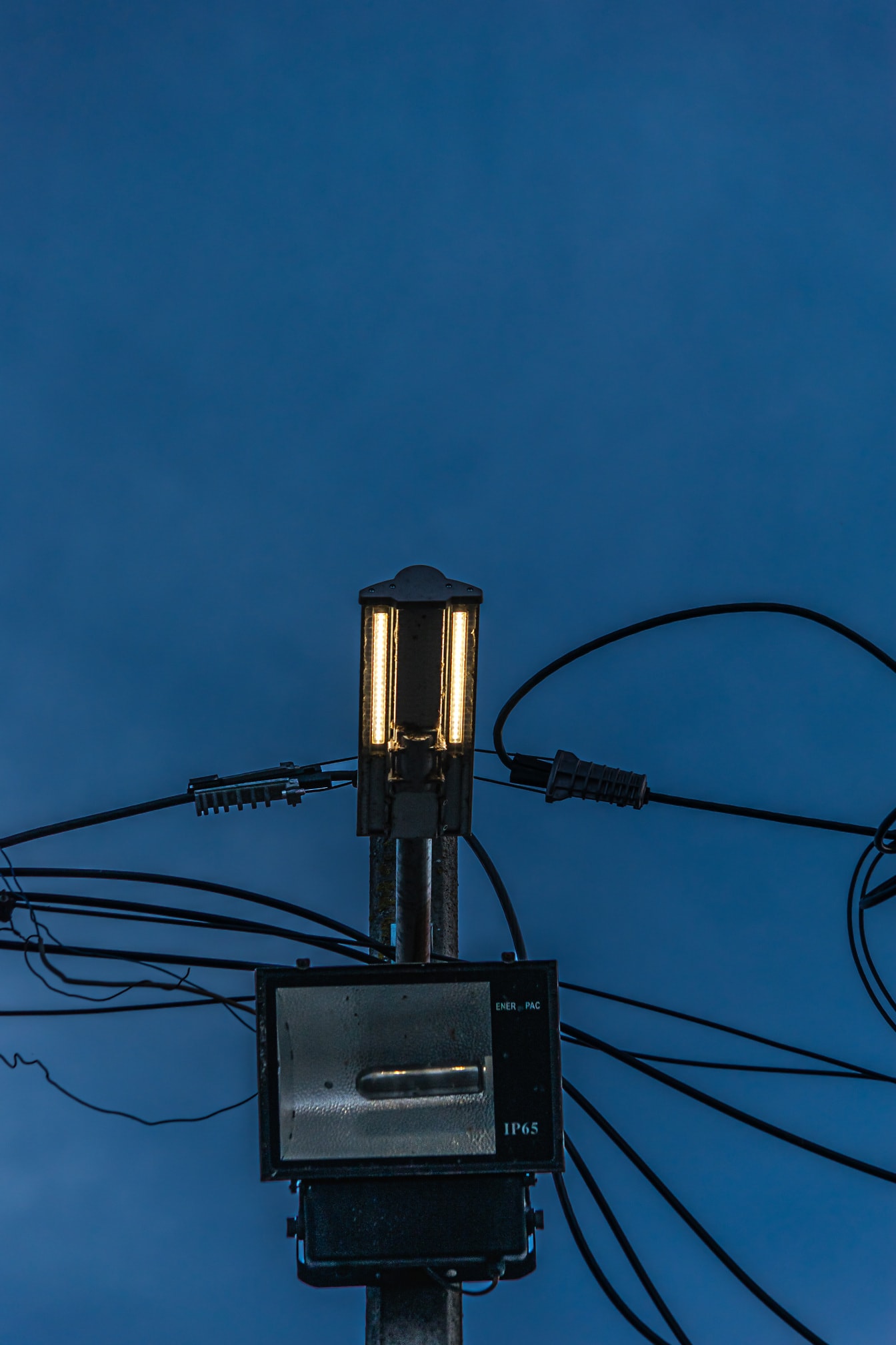 Close-up grande lâmpada industrial no poste