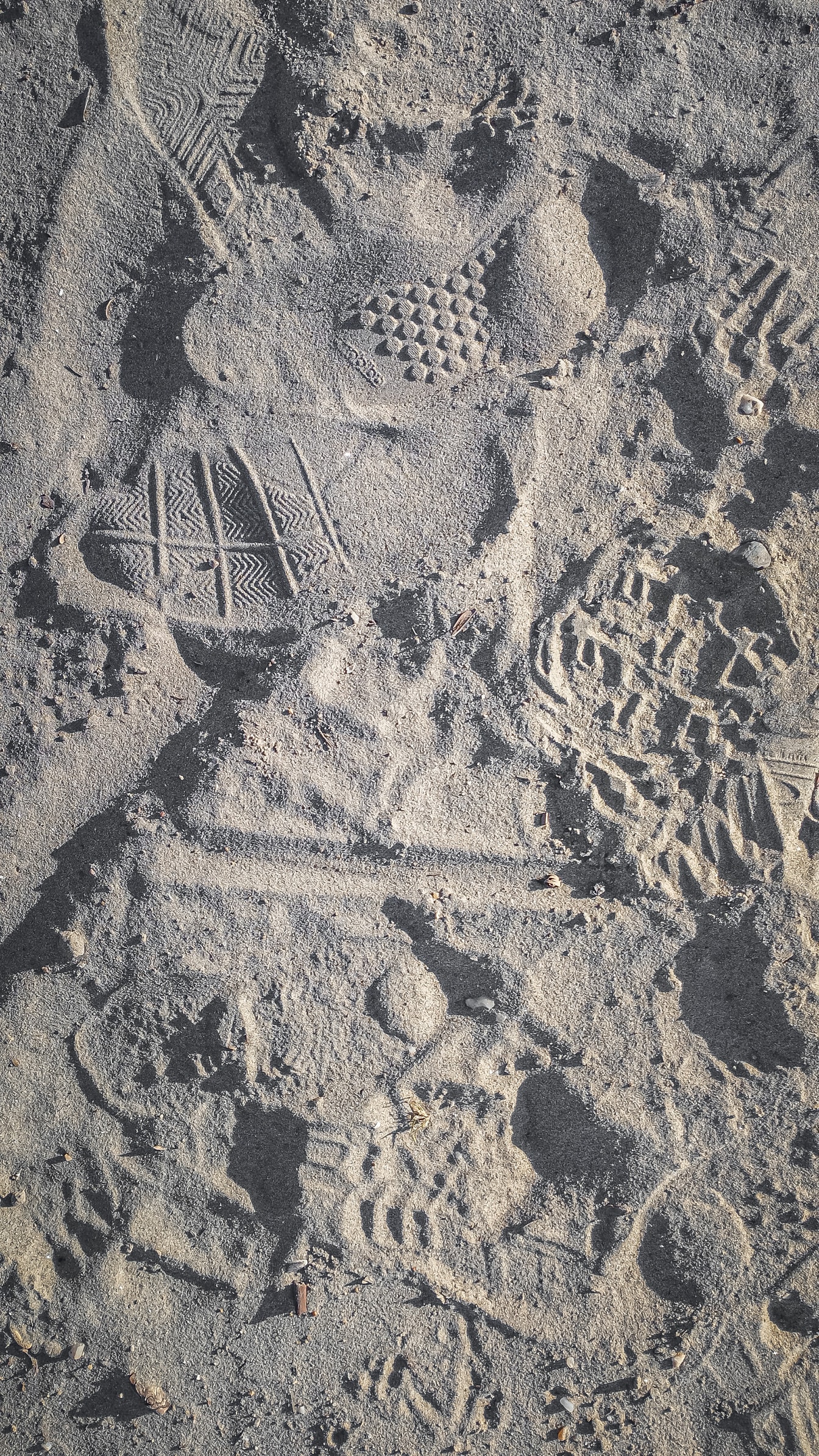 沙子质地粗糙，表面有脚印