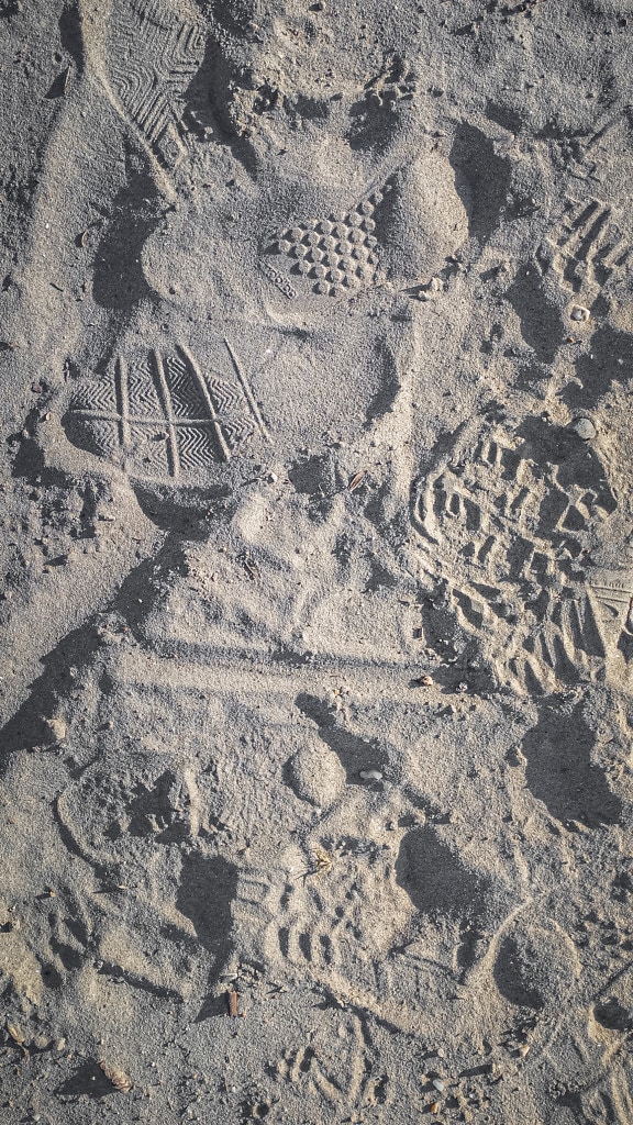 표면에 발자국이 있는 모래의 거친 질감
