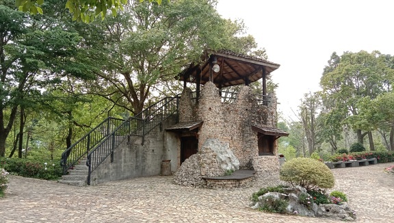 Benteng bersejarah tua dengan tangga beton Area resor Taiwan