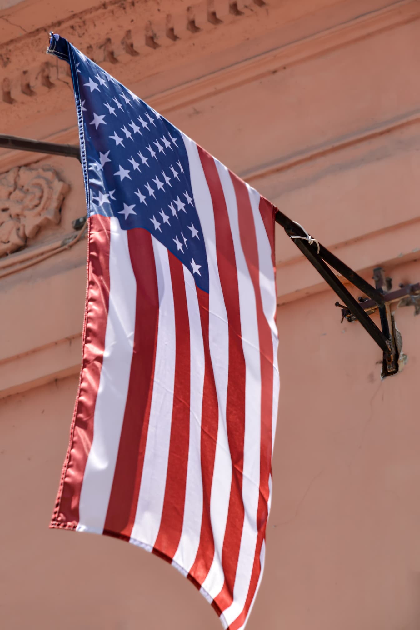 墙上旗杆上的美利坚合众国国旗(USA)