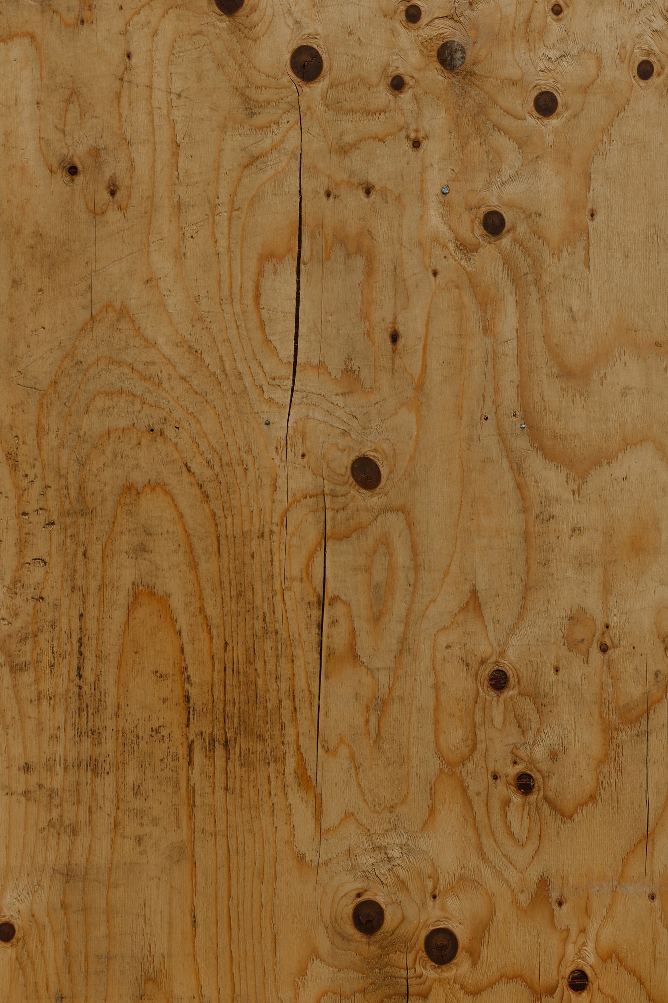 Close-up van geelachtig bruine grenen plank met knopen