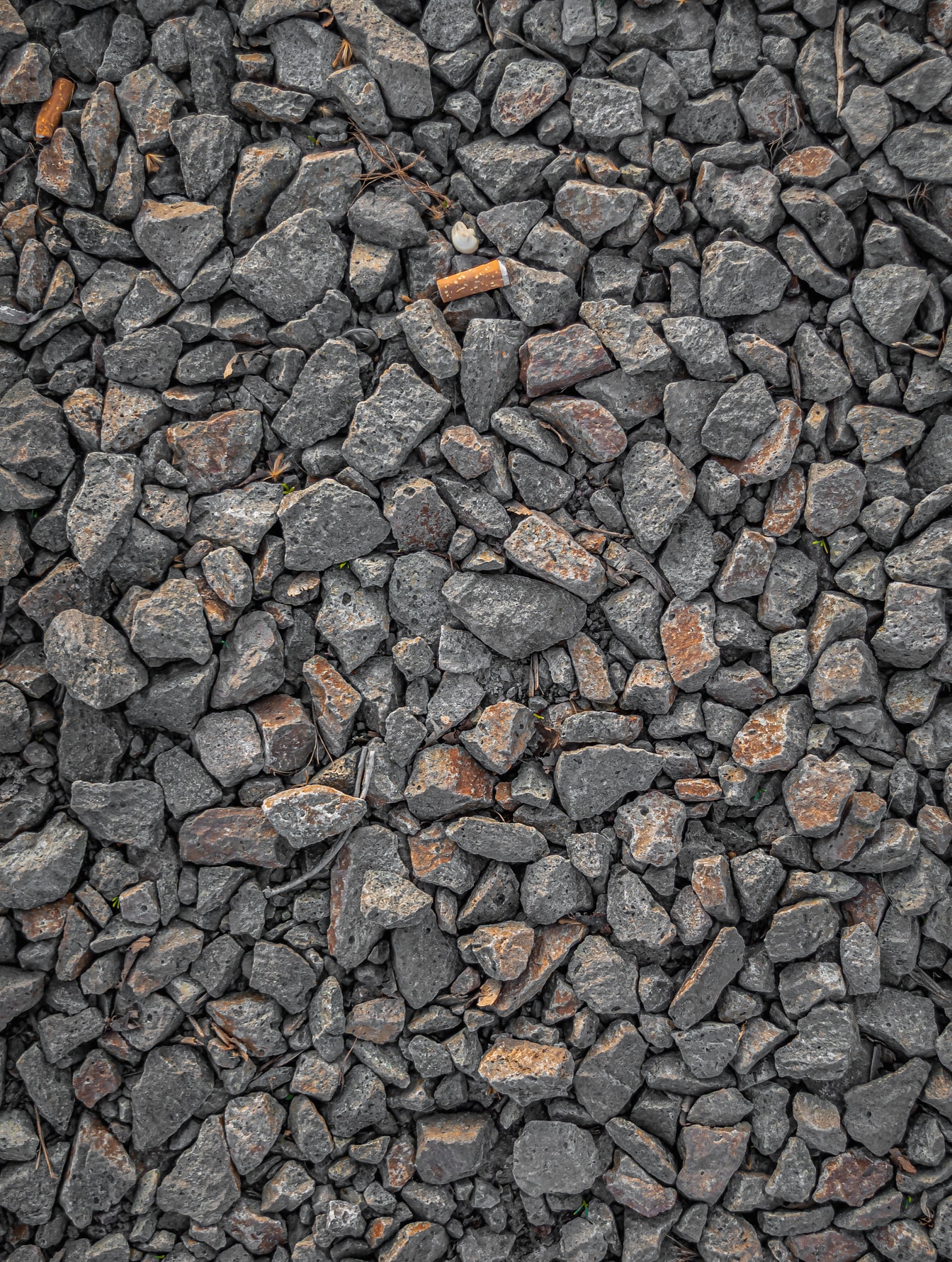 ก้อนกรวดหินแกรนิตสีเทาบนพื้นผิวพื้นดิน