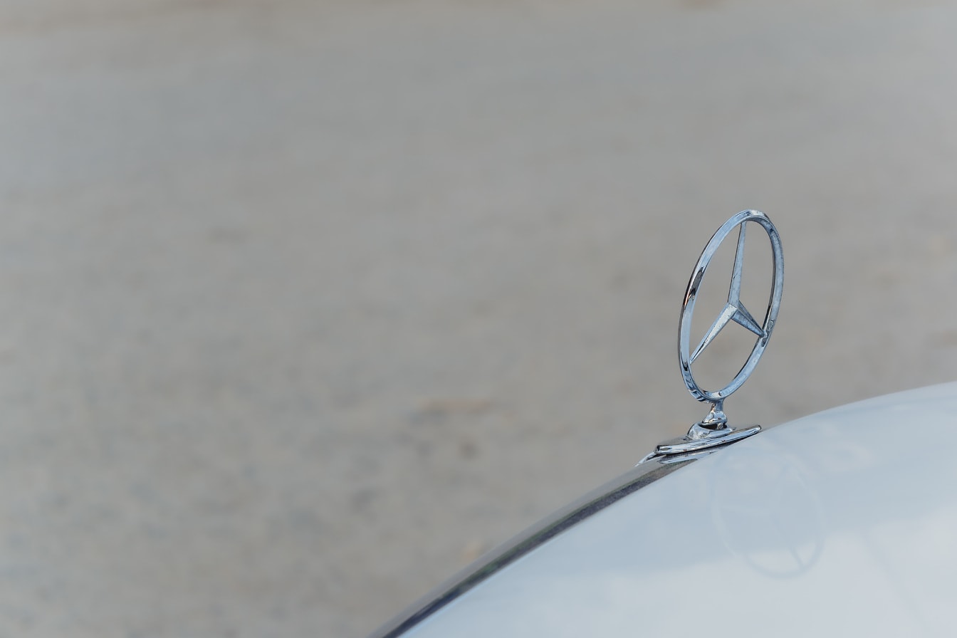 Chrómový nápis Mercedes Benz na aute zblízka
