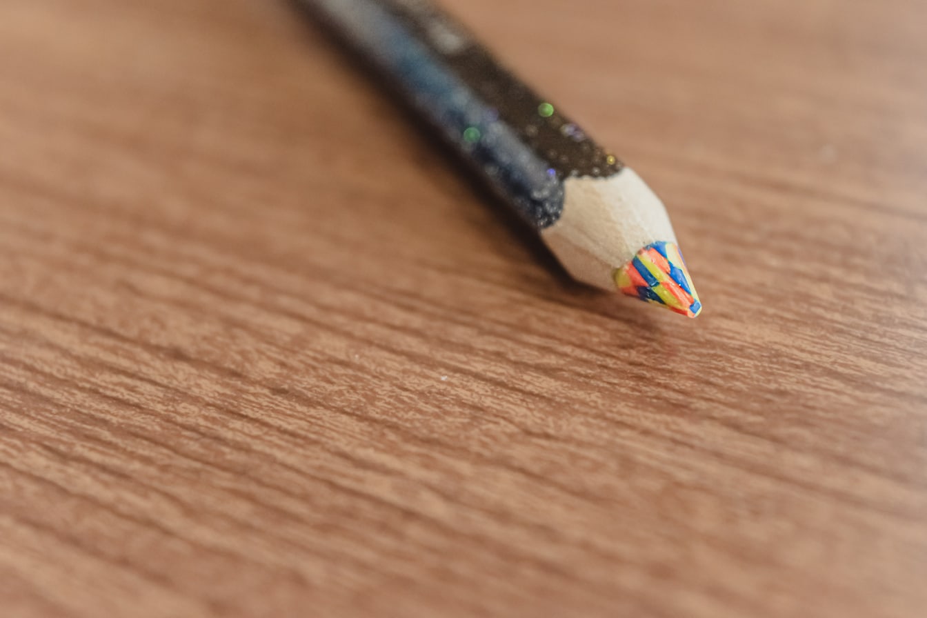 Prim-plan cu creion curcubeu multicolor