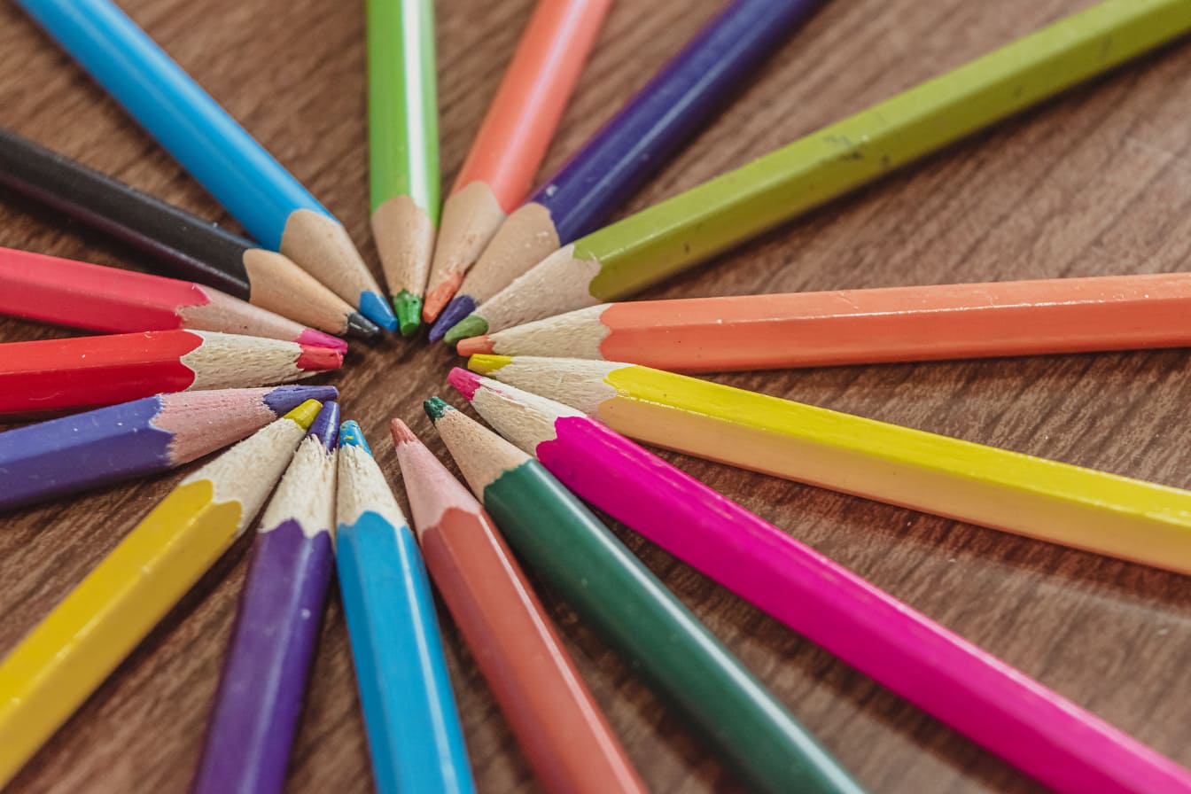 Éles, színes ceruzák csoportja közelről